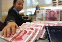 Liasses de billets de 100 yuans dans une banque de Nanjing